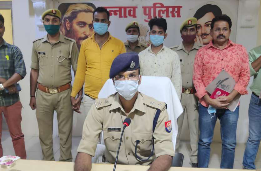 नकली अंगूठे के माध्यम से आधार इनेबल्ड पेमेंट सिस्टम से निकाल लिए लाखों रुपए, एसपी ने किया खुलासा नकली अंगूठे के माध्यम से आधार इनेबल्ड पेमेंट सिस्टम से निकाल लिए लाखों रुपए, एसपी ने किया खुलासा