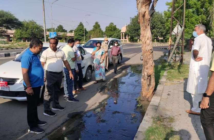 दौरे में खामियां ही खामियां : सड़कों पर कचरे के ढेर, सफाईकर्मी भी नहीं मिले दौरे में खामियां ही खामियां : सड़कों पर कचरे के ढेर, सफाईकर्मी भी नहीं मिले