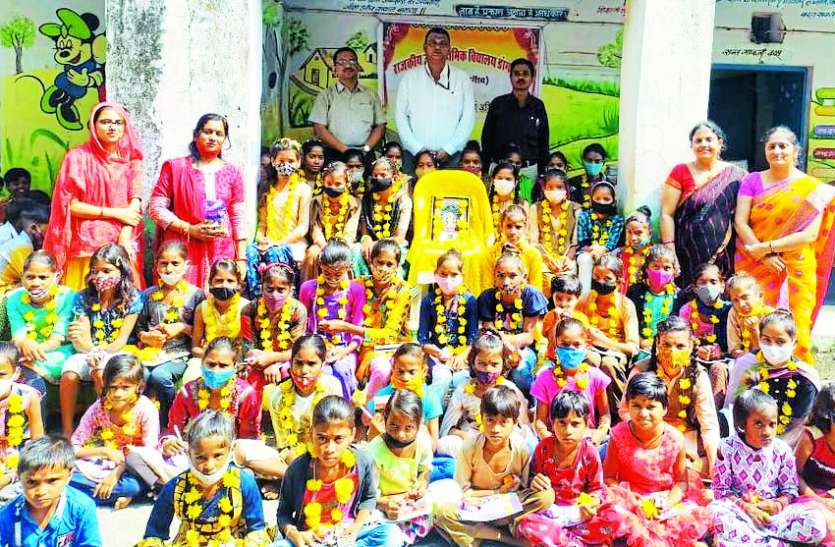 नवरात्र : 51 कन्याओं का किया पूजन नवरात्र : 51 कन्याओं का किया पूजन