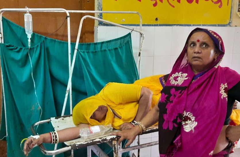 करौली अस्पताल में इस तरह हांफ रही व्यवस्थाएं: अब टेबल और स्ट्रेचर पर हो रहा उपचार करौली अस्पताल में इस तरह हांफ रही व्यवस्थाएं: अब टेबल और स्ट्रेचर पर हो रहा उपचार