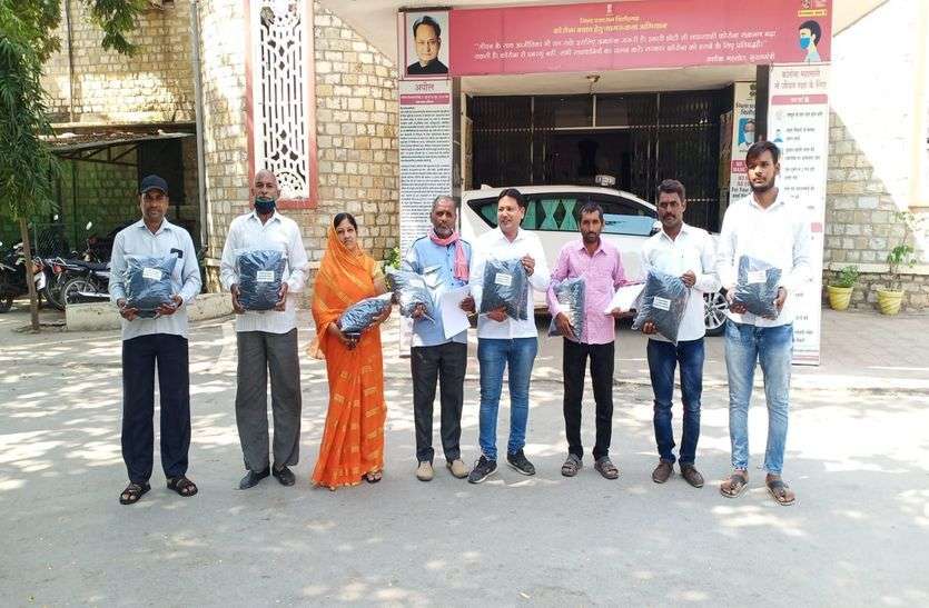 विद्युत कटौती के विरोध का नायाब तरीका, राहत कोष में सौंपा कोयला विद्युत कटौती के विरोध का नायाब तरीका, राहत कोष में सौंपा कोयला