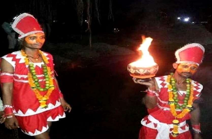 151 बैतालों के मंत्रोच्चार के साथ यहां दुर्गा अष्टमी की मध्यरात्रि को निकलते हैं खप्पर, सदियों पुरानी परंपरा आज भी जीवित 151 बैतालों के मंत्रोच्चार के साथ यहां दुर्गा अष्टमी की मध्यरात्रि को निकलते हैं खप्पर, सदियों पुरानी परंपरा आज भी जीवित