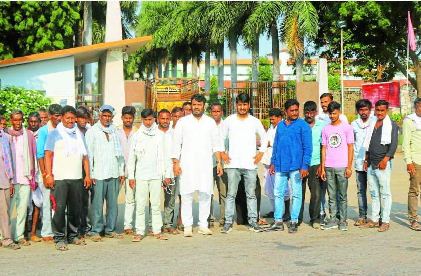 बांसवाड़ा : मिल में श्रमिक फंदे पर लटका, हंगामे की बनी स्थिति बांसवाड़ा : मिल में श्रमिक फंदे पर लटका, हंगामे की बनी स्थिति