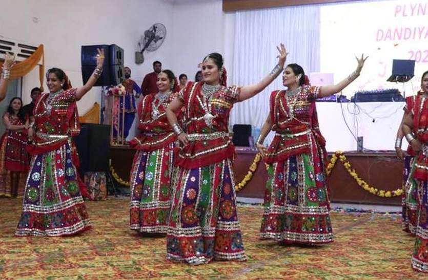 माहेश्वरी भवन में चढ़ा गरबा का रंग माहेश्वरी भवन में चढ़ा गरबा का रंग