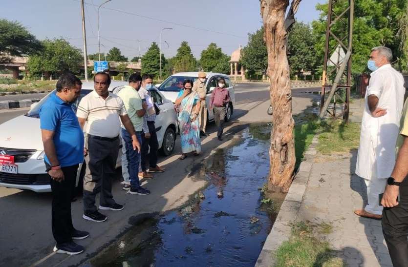 कचरे के ढेर, सड़क पर बहता सीवर का पानी देख...महापौर का माथा ठनका कचरे के ढेर, सड़क पर बहता सीवर का पानी देख...महापौर का माथा ठनका