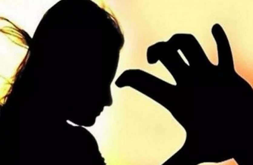28 people accused of Molestation of a Minor Girl नाबालिग से 28 लोगों पर यौन शोषण का आरोप, पिता समेत कई राजनेताओं पर नशीली दवाएं खिलाकर रेप का आरोप
