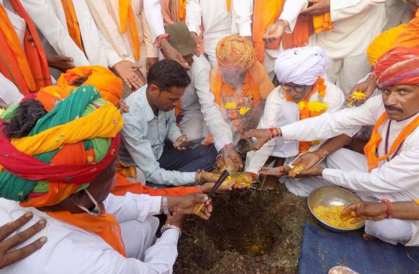गौतमेश्वर में वाल्मीकि आश्रम व संत कुटिया का शिलान्यास गौतमेश्वर में वाल्मीकि आश्रम व संत कुटिया का शिलान्यास