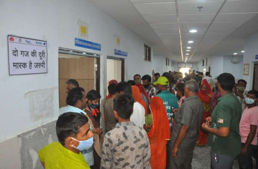 बाड़मेर : अस्पताल में मरीजों की भरमार, पर्ची, ओपीडी और जांच, हर जगह कतार बाड़मेर : अस्पताल में मरीजों की भरमार, पर्ची, ओपीडी और जांच, हर जगह सैकड़ों की कतार