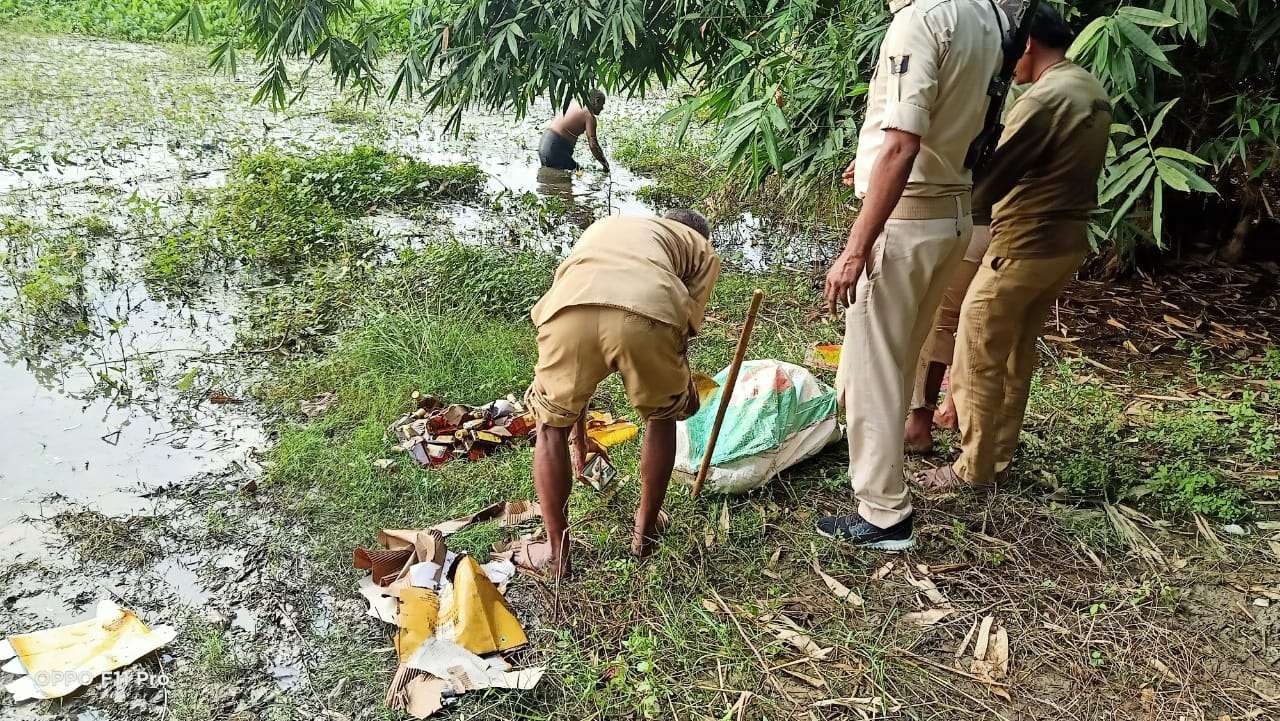 police_searches_pond_and_finds_477_litres_imported_liquor_bottles_in_bihar_new.jpg