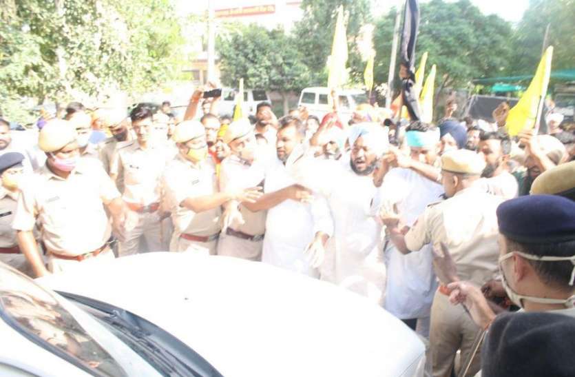 काले झंडे दिखाकर जताया रोष काले झंडे दिखाकर जताया रोष