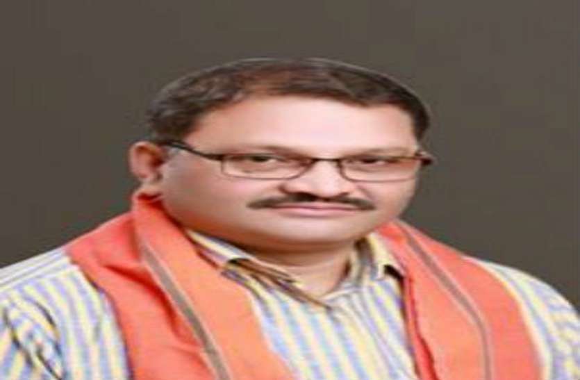 कवर्धा में धारा 144 के बीच भाजपा सांसद के घर पर पथराव, पुलिस पहुंची तो... कवर्धा में धारा 144 के बीच भाजपा सांसद के घर पर पथराव, पुलिस पहुंची तो...