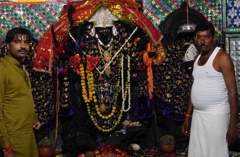 Pandas offer food to the goddess भार के अंत:पुर में स्थापित 18 भुजी मां कंकाली की प्रतिमा, पंडा लगाते हैं देवी को भोग