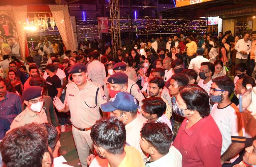 IPS siddharth bahuguna दुर्गा पूजा पंडालों में आधी रात पहुंचे एसपी, ड्यूटी पर तैनात ऐसे मिले पुलिस के जवान- देखें वीडियो