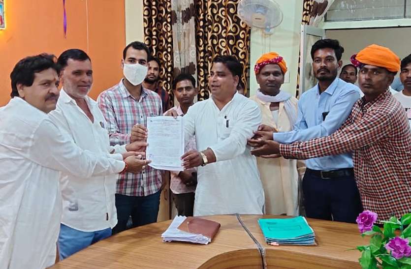 भेदभाव का लगाया आरोप, सफाई कर्मचारियों ने की झाडू बंद हड़ताल भेदभाव का लगाया आरोप, सफाई कर्मचारियों ने की झाडू बंद हड़ताल