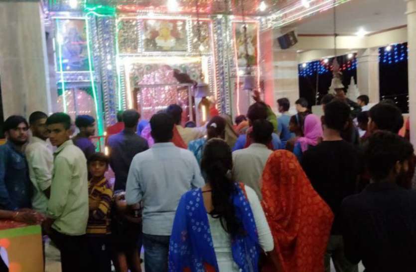 दुर्गा अष्टमी पर कन्याओं की पूजा की, माता के मंदिरों में दर्शनों के लिए उमड़े श्रद्धालु दुर्गा अष्टमी पर कन्याओं की पूजा की, माता के मंदिरों में दर्शनों के लिए उमड़े श्रद्धालु