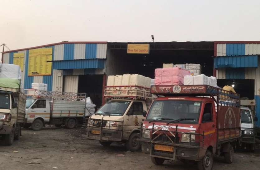 SURAT KAPDA MANDI: दो माह पहले 40 ट्रक, अब रोजाना की संख्या हो गई 400 SURAT KAPDA MANDI: दो माह पहले 40 ट्रक, अब रोजाना की संख्या हो गई 400