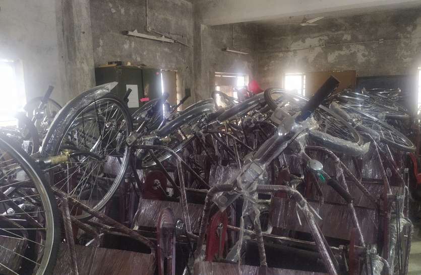 धूल खा रहे दिव्यांगों के उपकरण धूल खा रहे दिव्यांगों के उपकरण