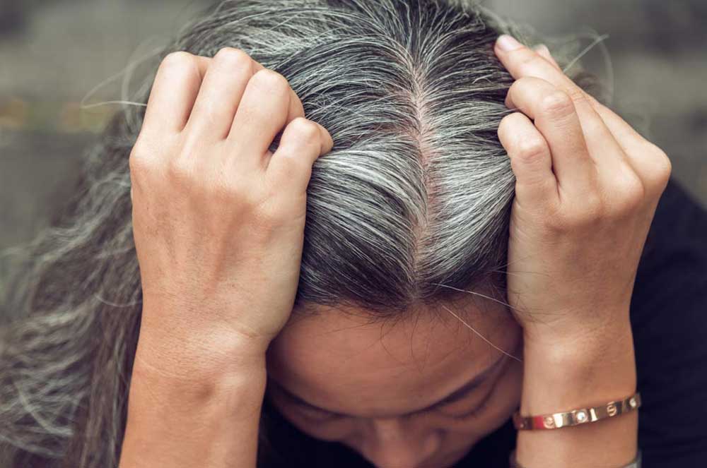 Home Remedies To Get Rid Of Grey Hair And White Hair - बालों को सफेद और भूरा होने से रोकने के लिए आजमाएं ये 5 घरेलू उपाय | Patrika News