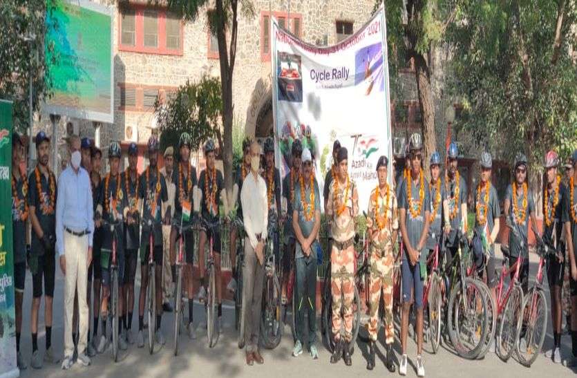 राष्ट्रीय अखण्डता का संदेश देते गुजरात की ओर बढ़े जवान राष्ट्रीय अखण्डता का संदेश देते गुजरात की ओर बढ़े जवान