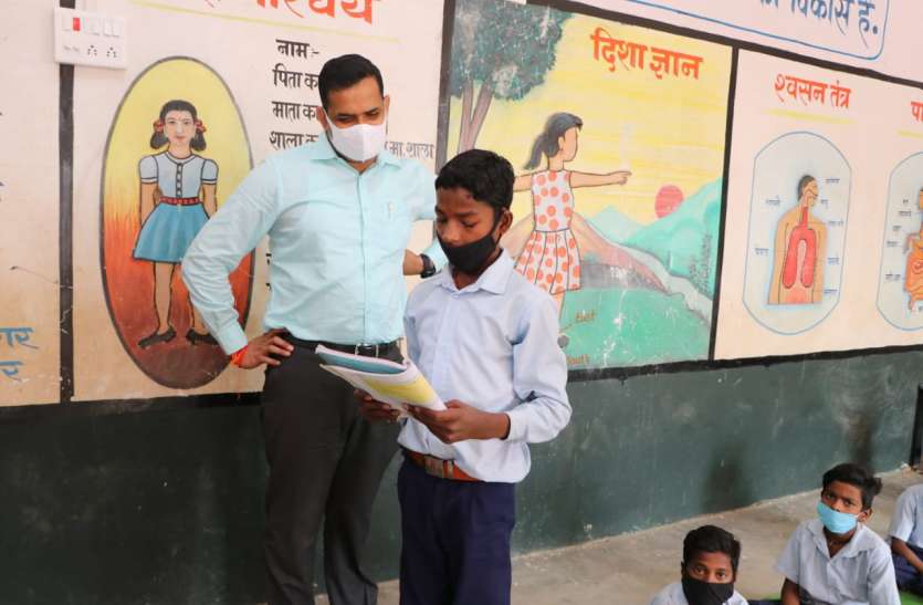 1501nsp1.jpg कलेक्टर ने ली बच्चों की क्लास, सवाल पूछे और किताबों की जानकारी ली
