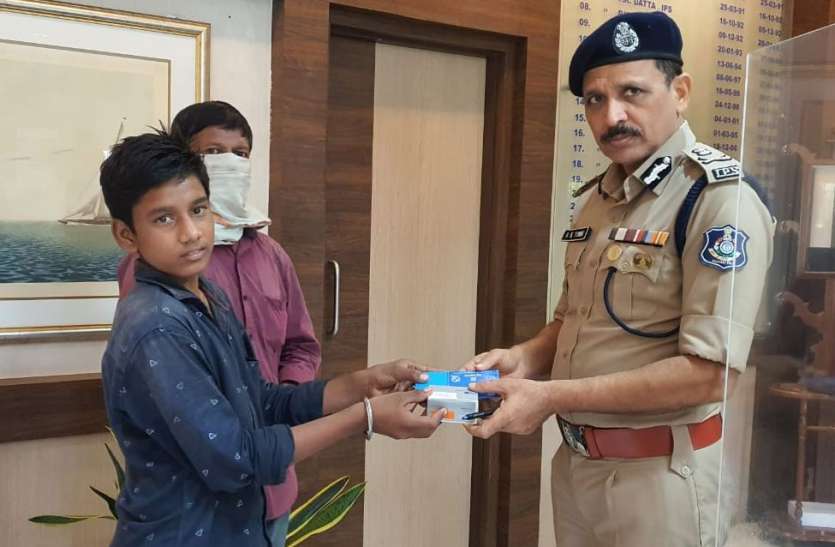 बस की सीट के नीचे छिपकर आए मूक-बघिर को सूरत में मिली सुनने की शक्ति बस की सीट के नीचे छिपकर आए मूक-बघिर को सूरत में मिली सुनने की शक्ति