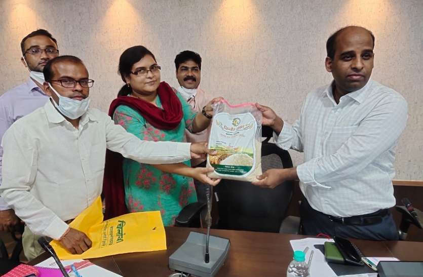 कलेक्टर को सौंपा गया चिन्नौर चावल का पैकेट कलेक्टर को सौंपा गया चिन्नौर चावल का पैकेट