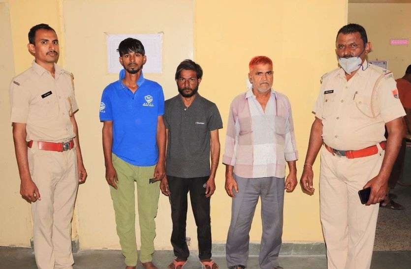 दो लुटेरों समेत लूट का माल खरीदने वाला गिरफ्तार दो लुटेरों समेत लूट का माल खरीदने वाला गिरफ्तार