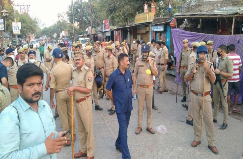 one killed during firing at durga puja pandal in ayodhya Ayodhya : दुर्गा पूजा पंडाल में फायरिंग, एक की मौत, परिजनों ने शव रखकर किया रोड जाम