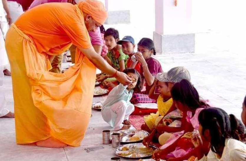 सीएम योगी ने बेटियों के पांव पखार मातृ शक्ति की आराधना की सीएम योगी ने बेटियों के पांव पखार मातृ शक्ति की आराधना की