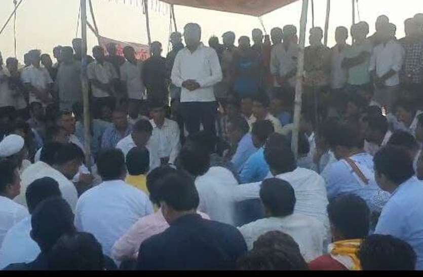 रिफाइनरी में काम दूसरे भी ठप, वार्ता के बाद भी नहीं बनी बात रिफाइनरी में काम दूसरे भी ठप, वार्ता के बाद भी नहीं बनी बात