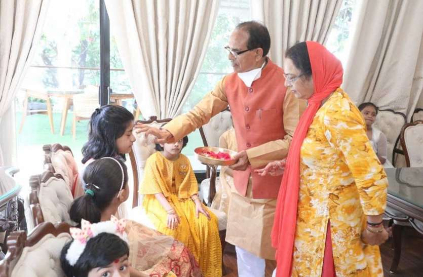 cm_shivraj_singh_kanya_pujan.jpg दुर्गा नवमी पर मुख्यमंत्री ने किया कन्या पूजन, कराया भोज