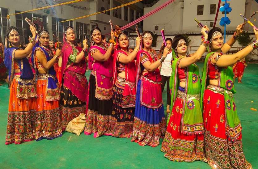 डांडिया महोत्सव में बालिकाओं ने दी शानदार प्रस्तुति डांडिया महोत्सव में बालिकाओं ने दी शानदार प्रस्तुति