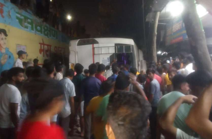 ghaziabad.jpg Ghaziabad में फ्लाईओवर से नीचे गिरी बस, एक की मौत, कई घायल, पीपल का पेड़ बना यात्रियों का सुरक्षा कवच