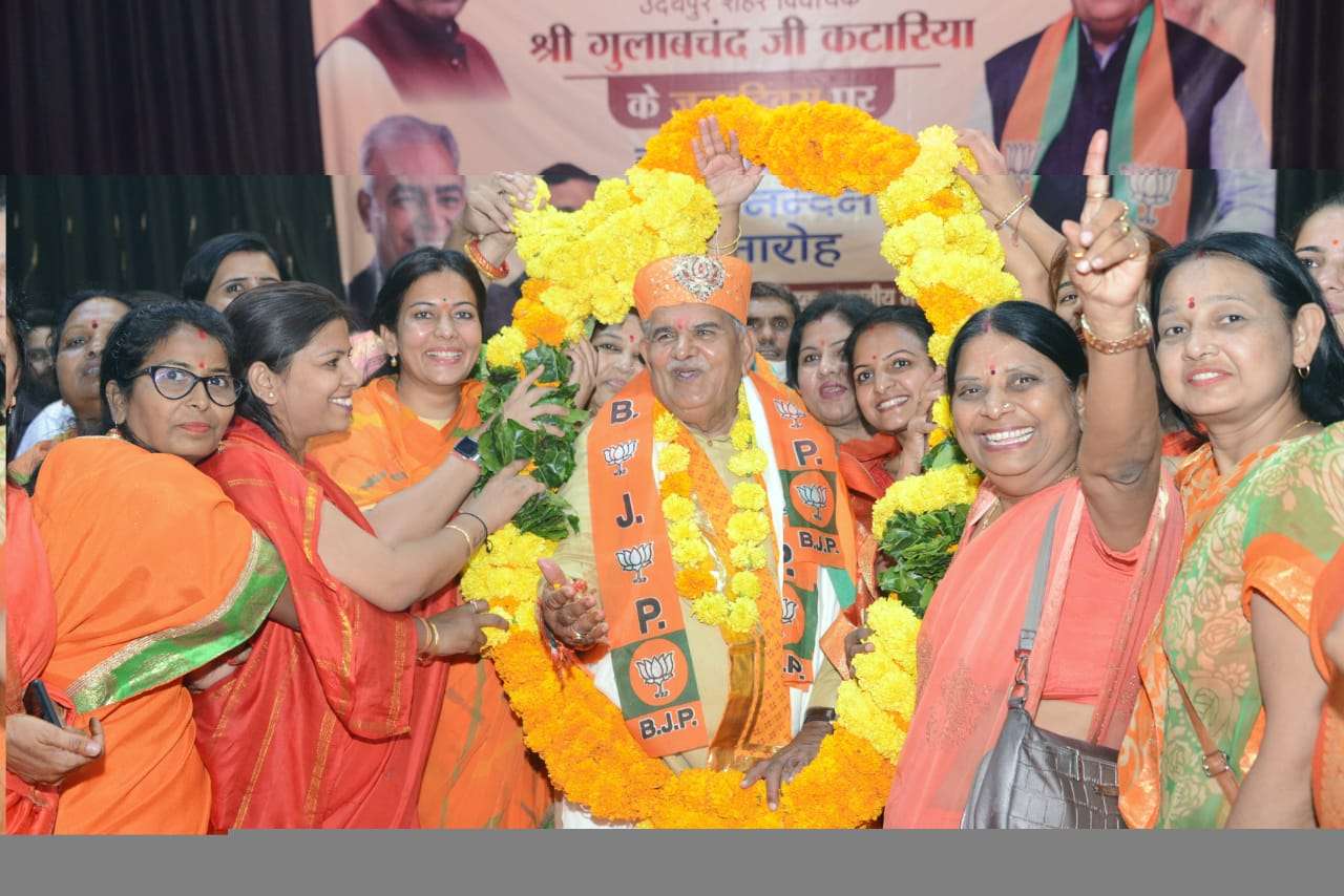 प्रतिपक्ष नेता गुलाबचंद कटारिया के जन्मदिन पर अभिनंदन समारोह में महिला मोर्चा कार्यकर्ताओं ने किया अभिनंदन।