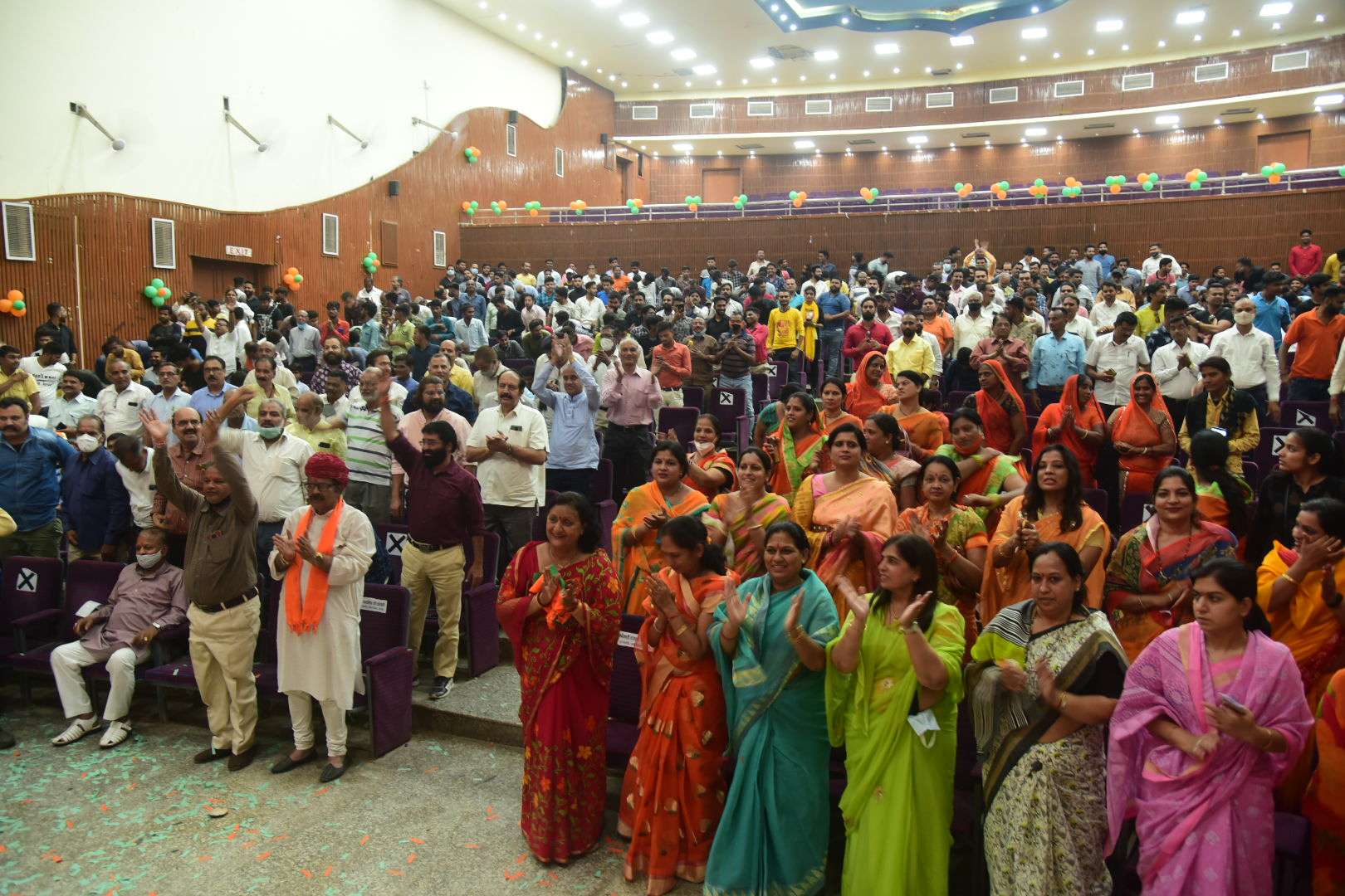 प्रतिपक्ष नेता गुलाबचंद कटारिया के जन्मदिन पर अभिनंदन समारोह में शामिल कार्यकर्ता।