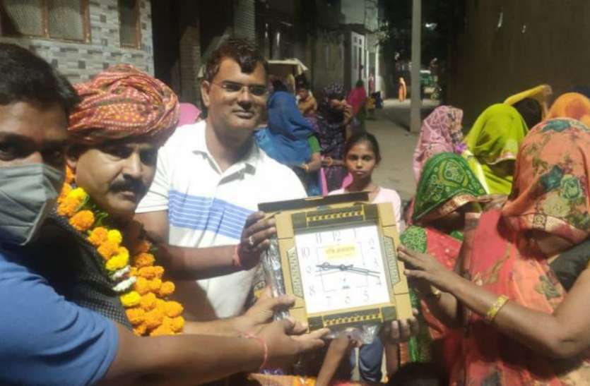 शहर की तस्वीर बदलने वाले 120 स्वच्छता सिपाहियों का सम्मान किया शहर की तस्वीर बदलने वाले 120 स्वच्छता सिपाहियों का सम्मान किया