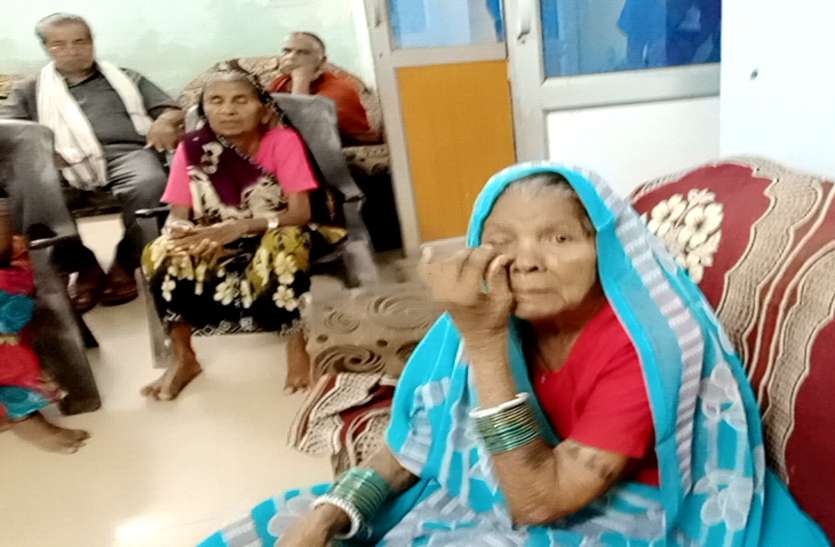 किसी का बेटा पटवारी तो किसी का इंजीनियर, परिवार भी संपन्न पर विडंबना देखिए यातना देकर इन बूढ़ी मांओं को भेज दिया वृद्धाश्रम किसी का बेटा पटवारी तो किसी का इंजीनियर, परिवार भी संपन्न पर विडंबना देखिए यातना देकर इन बूढ़ी मांओं को भेज दिया वृद्धाश्रम