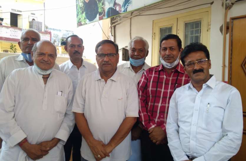 जनप्रतिनिधियों से लेकर अधिकारियों से मिले, अब तक नहीं दिख रही पट्टों की उम्मीद जनप्रतिनिधियों से लेकर अधिकारियों से मिले, अब तक नहीं दिख रही पट्टों की उम्मीद