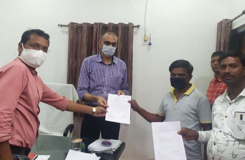 kishan.jpg किसान परिवार को दी सान्त्वना, आर्थिक सहायता व पत्नी को नौकरी दे सरकार