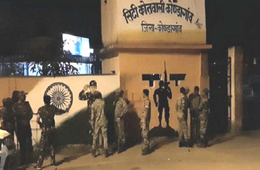 प्रदेश कांग्रेस महासचिव के बेटे और पुलिस अधिकारी के बीच मारपीट, गरबा पंडाल में हंगामा करने से रोका तो पुलिस से भिड़े, 6 आरोपी गिरफ्तार प्रदेश कांग्रेस महासचिव के बेटे और पुलिस अधिकारी के बीच मारपीट, गरबा पंडाल में हंगामा करने से रोका तो पुलिस से भिड़े, 6 आरोपी गिरफ्तार
