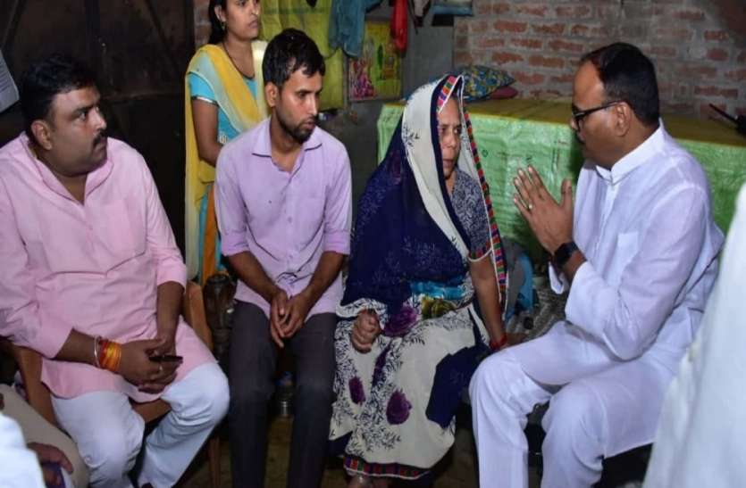 up minister brajesh pathak over bjp workers death in lakhimpur violence लखीमपुर हिंसा में मारे गए कार्यकर्ताओं को बीजेपी देगी शहीद का दर्जा, कानून मंत्री की घोषणा के बाद गरमाई सियासत