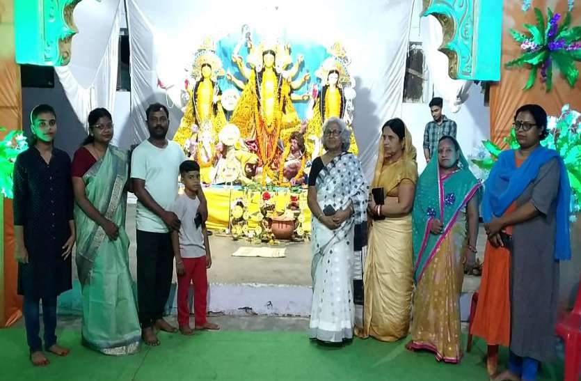 Mother Durga Idol in Chirimiri आजादी के पहले कोलकाता से आई थी माता की प्रतिमा, उसी ढांचे में 77 साल से बन रही मूर्ति
