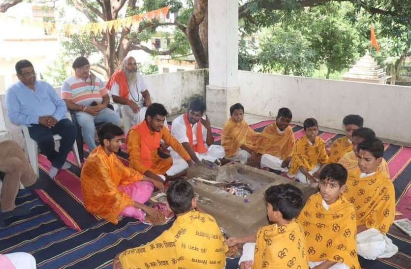 ये वेद पाठशाला: यहां जनजाति विद्यार्थी फर्राटे से बोलते है गीता, गणेश स्तुति, शिव तांडव ये वेद पाठशाला: यहां जनजाति विद्यार्थी फर्राटे से बोलते है गीता, गणेश स्तुति, शिव तांडव