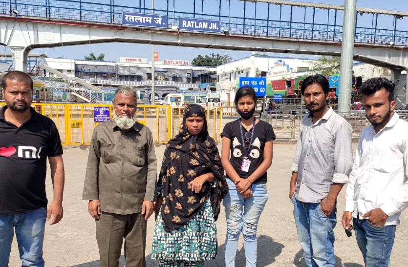 News 3 महने बाद मिली बेटी तो छलक पड़े परिवार के आंसू, भाई और पिता ने किया संस्था का धन्यवाद