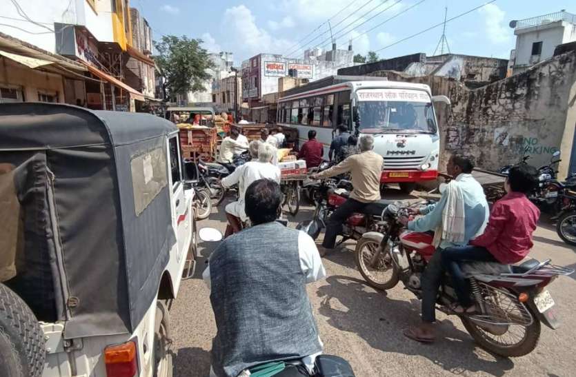 Chhotasadi. Encroachment is increasing on Neemuch road, it gets jammed daily