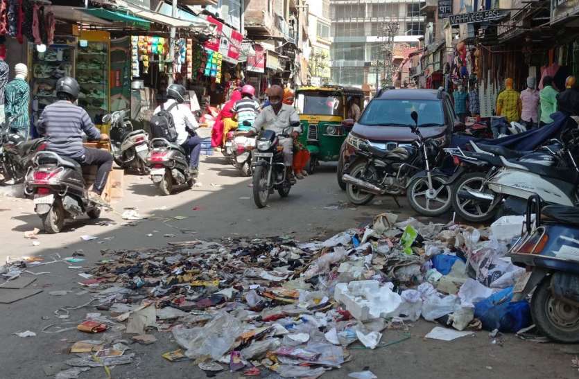 बदमाश की मौत से आक्रोशित वाल्मीकि समाज ने किया विरोध प्रदर्शन, सड़कों पर लगा रहा गंदगी का अंबार बदमाश की मौत से आक्रोशित वाल्मीकि समाज ने किया विरोध प्रदर्शन, सड़कों पर लगा रहा गंदगी का अंबार