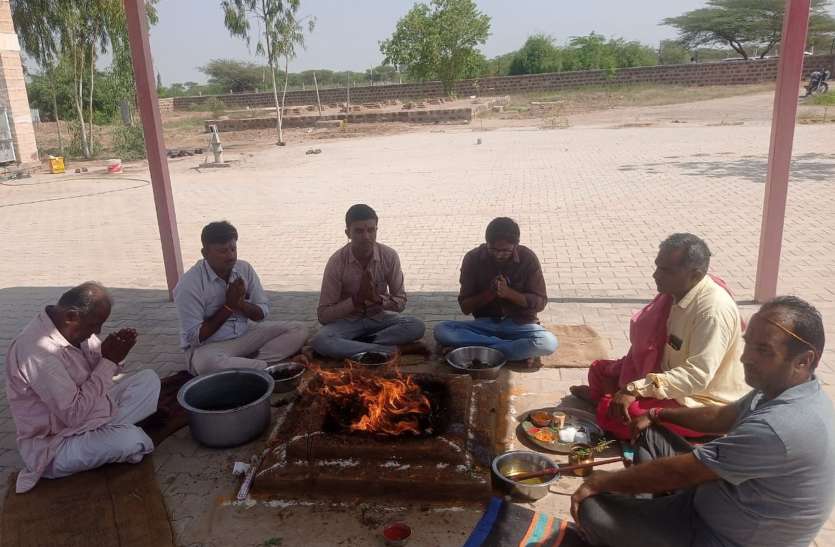 देवी मंदिरों में हुआ यज्ञ का आयोजन, मंदिरों में गूंजे जय माता दी के स्वर देवी मंदिरों में हुआ यज्ञ का आयोजन, मंदिरों में गूंजे जय माता दी के स्वर