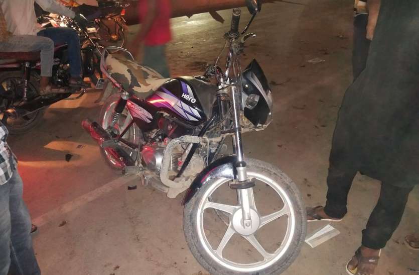 बोलेरो ने मोटरसाइकिलों को मारी टक्कर, हुआ फरार बोलेरो ने मोटरसाइकिलों को मारी टक्कर, हुआ फरार