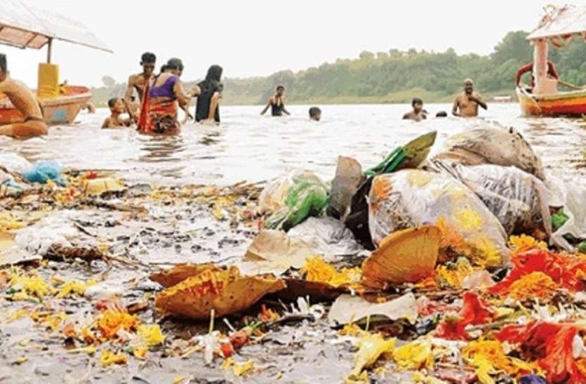 नवरात्र के मौके पर नर्मदा में विसर्जित पूजन सामग्री मां नर्मदा में प्रदूषण रोकने को विभाग सतर्क