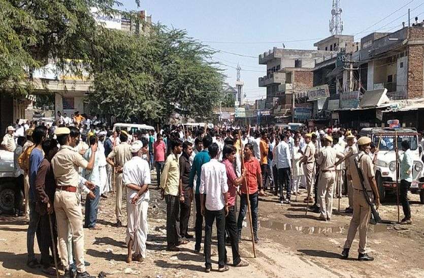 जालोर: गरबा में छेड़छाड़ के बाद बिगड़ा माहौल, व्यापारी से मारपीट के बाद पत्थरबाजी, रानीवाड़ा छावनी में तब्दील जालोर: गरबा में छेड़छाड़ के बाद बिगड़ा माहौल, व्यापारी से मारपीट के बाद पत्थरबाजी, रानीवाड़ा छावनी में तब्दील